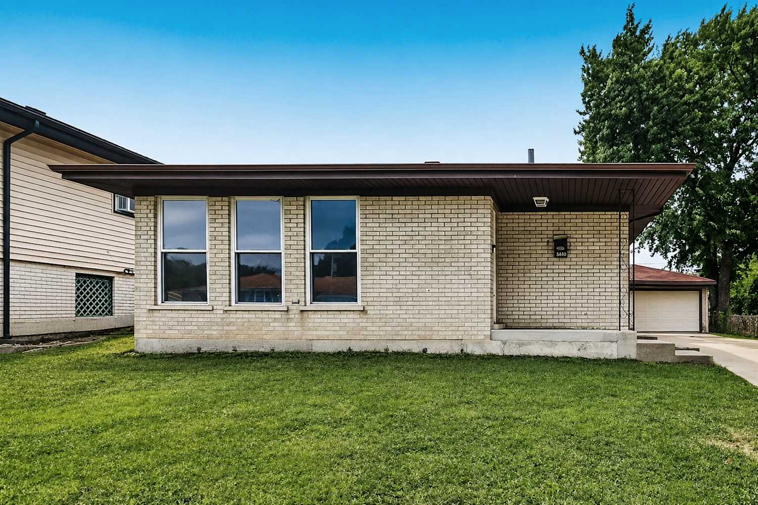 16460 Roy St, Oak Forest