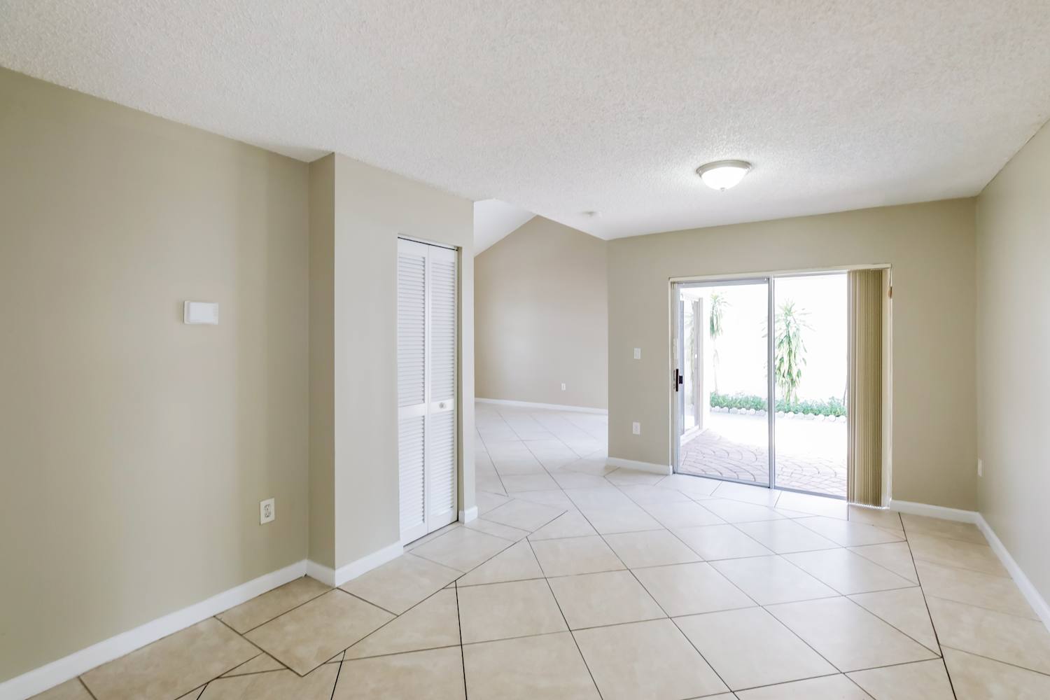 8229 NW 199th Ter Hialeah photo 9